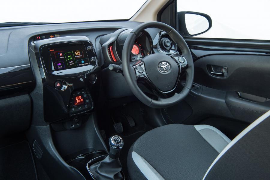 Интерьер Toyota Aygo x-press 5-Door 2017 года  (UK) (фото 3 из 18)